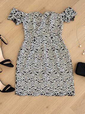 ✨BB Dakota RSVP Black & White Off-The-Shoulder Lace Dress Size 10✨